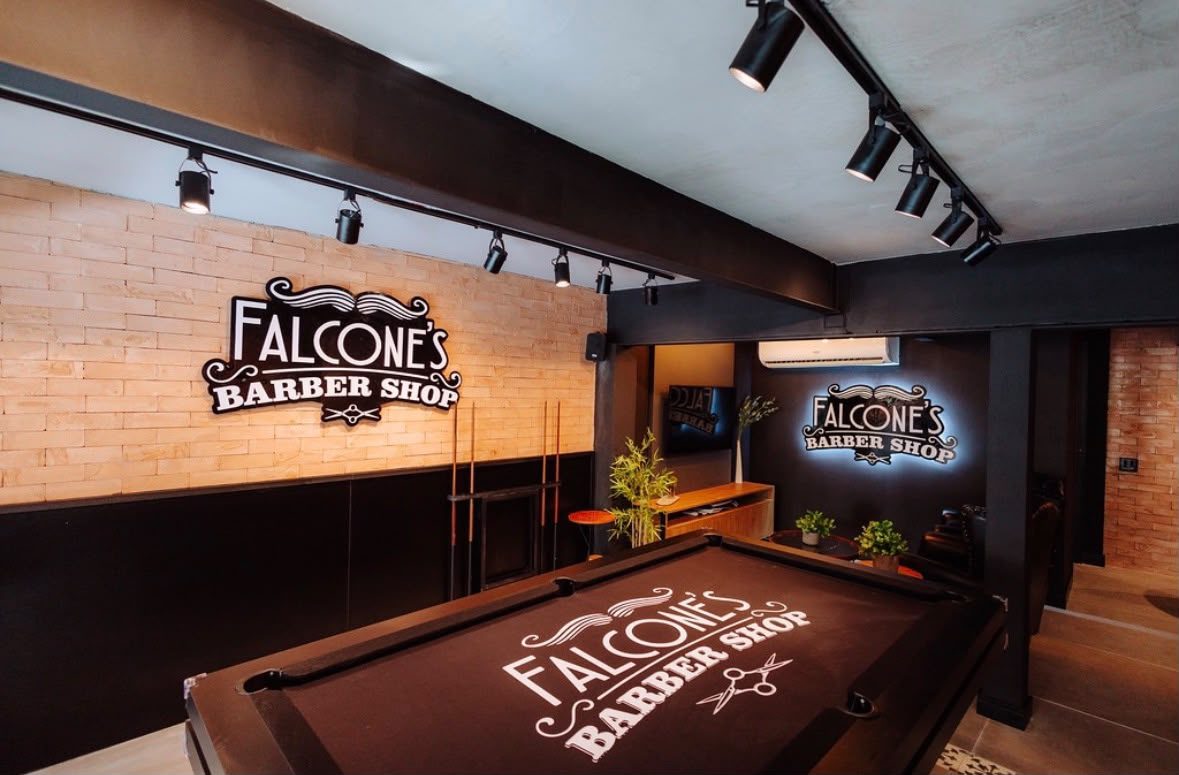 Falcone's Barber Shop: reforma de barbearia de alto padrão pela Exclusive Engenharia