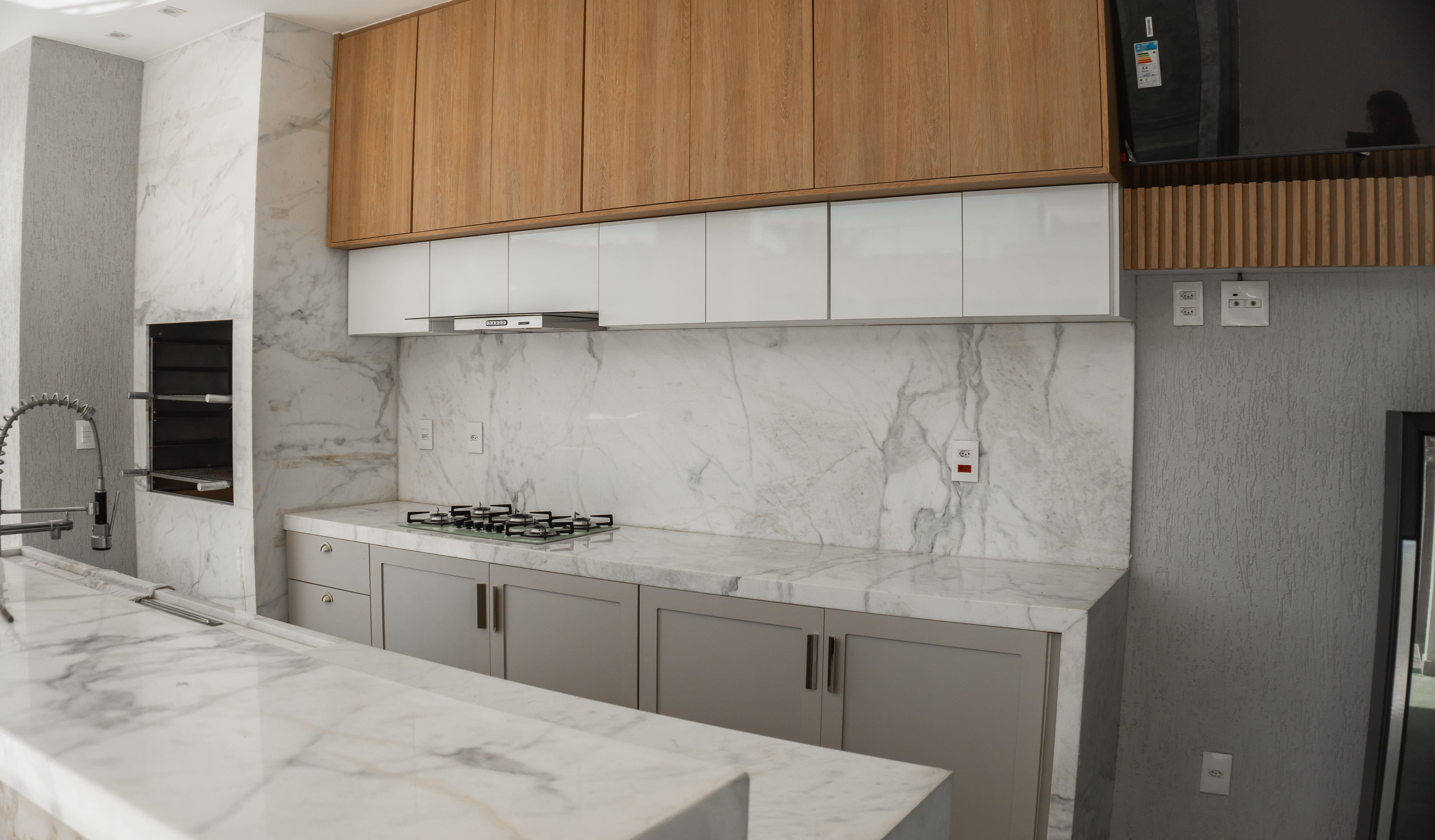 Cozinha em mármore em apartamento na Barra da Tijuca pela Exclusive Engenharia