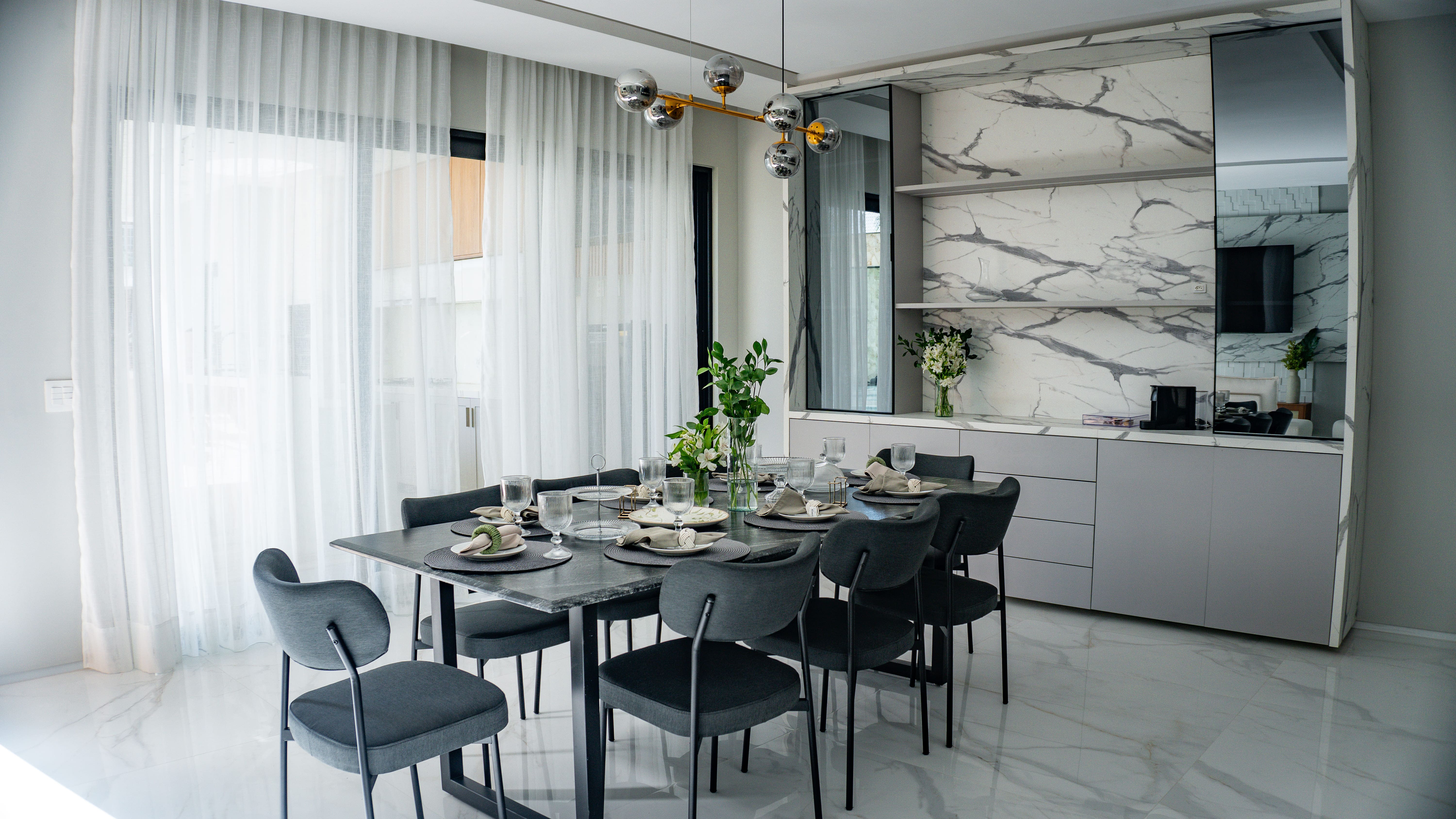 Sala de jantar com acabamento de alto padrão na Barra da Tijuca pela Exclusive Engenharia